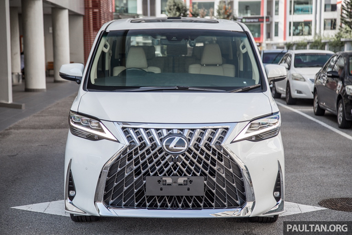 Các chi tiết được thay thế trên chiếc Alphard gồm lưới tản nhiệt hình con suốt đặc trưng của Lexus, viền hốc gió mạ chrome, hệ thống đèn pha LED với 3 gương cầu, đèn daylight LED, đèn hậu LED và cản va sau.