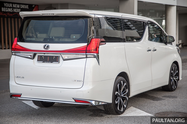 Lexus LM có 2 phiên bản bao gồm: LM 350 và LM 300h với hai hệ dẫn động là FWD và AWD. Phiên bản LM 350 được trang bị động cơ xăng DOHC hút khí tự nhiên V6 3.5L trong khi bản LM 300h sử dụng động cơ hybrid 4 xy-lanh 2.5L.