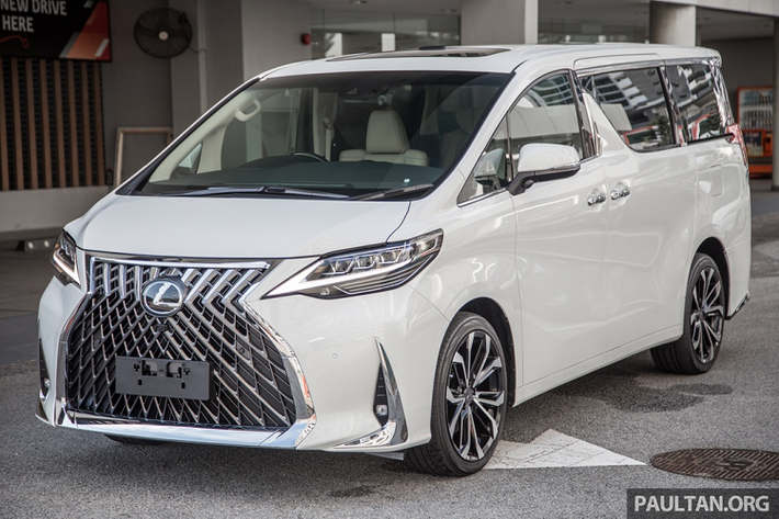 Vừa ra mắt vào năm ngoái, Lexus LM hoàn toàn mới chỉ mới cập bến một số thị trường. Chiếc MPV hạng sang này vẫn chưa có mặt Malaysia nhưng người yêu thích Lexus LM vẫn có thể sở hữu mẫu xe này qua một cách khác. Một garage tại Malaysia đã độ chiếc Toyota Alphard thành Lexus LM một cách hoàn hảo.