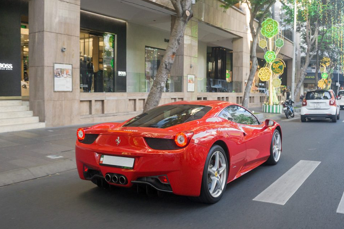 Mặc dù vậy, vẫn có những chủ nhân yêu thích vẻ đẹp nguyên bản trên Ferrari 458 Italia vốn được đánh giá rất cao nhờ sở hữu những đường nét thiết kế đầy quyến rũ. Chủ nhân của chiếc 458 trong bài là một ví dụ, đây là một trong những chiếc 458 Italia hiếm hoi vẫn được giữ nguyên bản tại Việt Nam, xe sở hữu màu đỏ Rosso Corsa đặc trưng của Ferrari ở ngoại thất kết hợp cùng khoang nội thất bọc da bò cao cấp.
