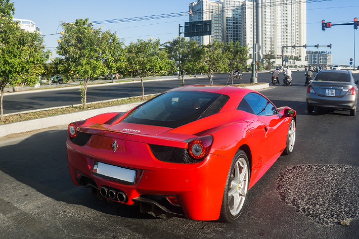 Được thiết kế bởi studio lừng danh Pininfarina, Ferrari 458 Italia là sự pha trộn giữa những đường nét mềm mại ở khâu thiết kế cùng đặc tính thể thao trên các mẫu xe Ferrari, có lẽ vì điều này mà chưa bao giờ thiết kế trên 458 Italia được cho là lỗi thời, ngay cả khi “siêu ngựa” Ý đến nay đã hơn 10 năm tuổi.