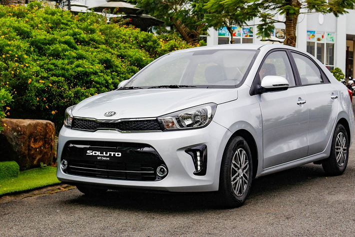 Giá xe Kia Soluto mới cho 4 phiên bản lần lượt là: Soluto AT Luxury: 469 triệu đồng (giảm 30 triệu); Soluto AT Deluxe: 429 triệu đồng (giảm 26 triệu); Soluto MT Deluxe: 399 triệu đồng (giảm 26 triệu); Soluto MT: 369 triệu đồng (giảm 30 triệu)