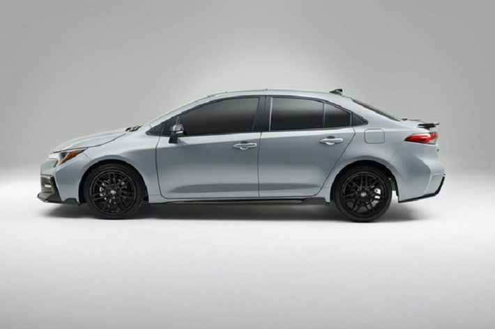 Theo Toyota, Corolla Apex Edition 2021 được phát triển dựa trên nền tảng TNGA-C mới với nhiều tinh chỉnh như hệ thống treo đa liên kết thường tìm thấy trên những mẫu xe đua có thể hạ thấp khoảng sáng gầm xe 15.2 mm.