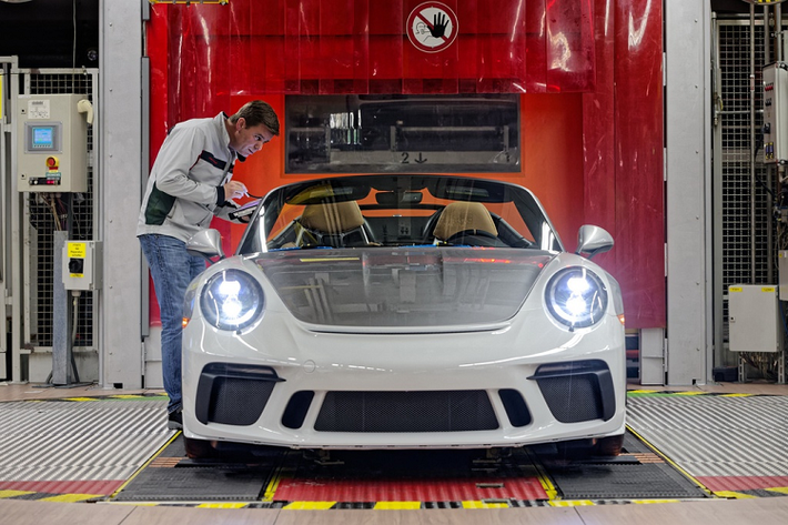 Toàn bộ số tiền thu được từ cuộc đấu giá siêu xe Porsche 911 cuối cùng này sẽ được ủng hộ cho Quỹ phòng chống dịch bệnh và giúp đỡ bệnh nhân nhiễm Covid-19 tại Mỹ.