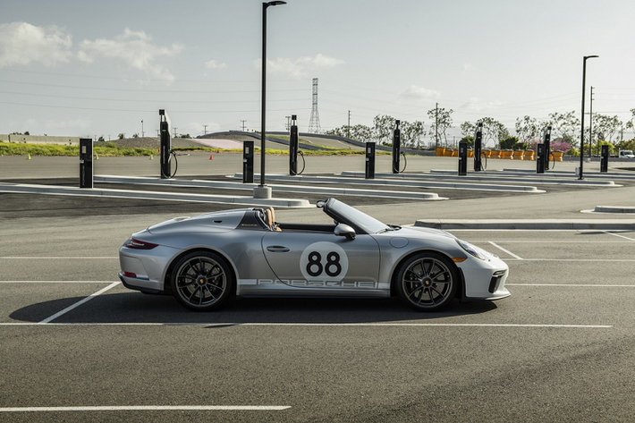 Porsche 911 Speedster về cơ bản giống như một chiếc 911 GT3 mui trần. Xe trang bị động cơ 6 xy-lanh thẳng hàng, dung tích 4.0L lấy từ GT3, nhưng được tăng công suất thêm 10 mã lực, đạt tới 502 mã lực. Thời gian tăng tốc 0-100 km/h trong 4 giây, tốc độ tối đa theo giới hạn điện tử 310 km/h.