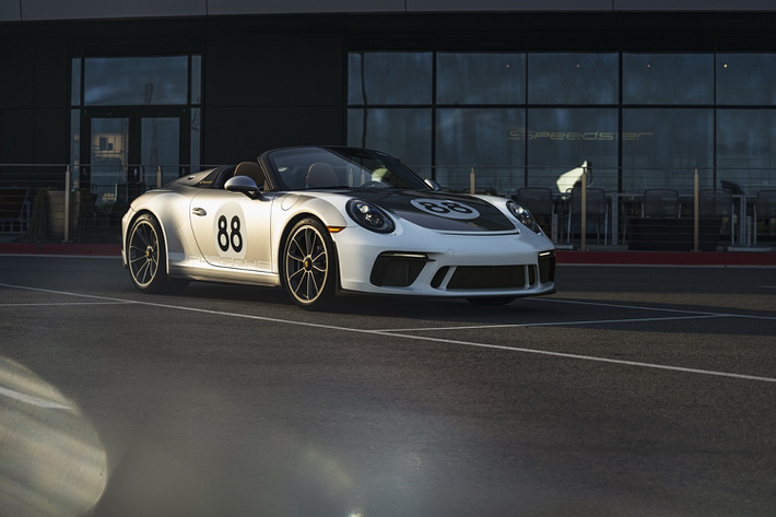 Đại lý Porsche Bắc Mỹ đã là người chiến thắng với giá thầu 500.000 USD, gần gấp đôi so với giá niêm yết của 911 Speedster (274.500 USD).