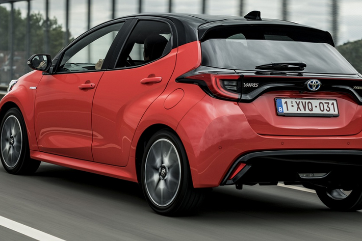 Tùy chọn thứ 2 là động cơ hybrid, sản sinh công suất 116 mã lực và mô-men xoắn 120 Nm. Theo Toyota, Yaris Hybrid có thể tăng tốc 0-100 km/h trong 9,7 giây, cải thiện 15% so với đời trước.