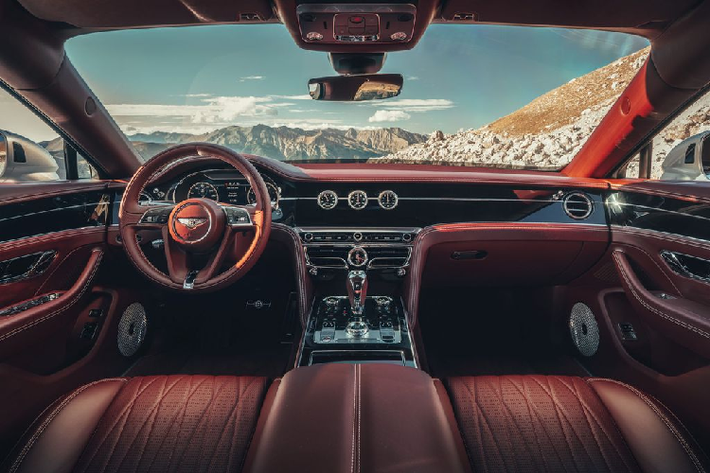 Cụ thể, mỗi chiếc Bentley Flying Spur mới sau khi xuất xưởng từ Vương quốc Anh sở hữu không dưới 350 miếng da được tô điểm độc đáo, thiết kế dành cho cho 60 bộ phận, xuất hiện trên phần lớn bề mặt nội thất của chiếc xe sedan siêu sang này. Và kết nối các mảng da này với nhau chính là hơn 3 km chỉ được sử dụng.