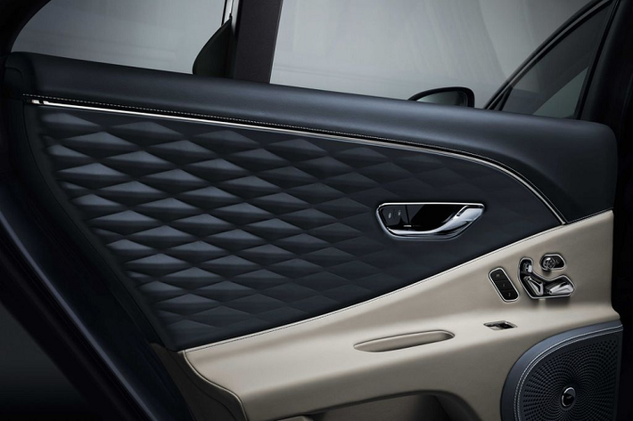 Bên cạnh đó, cụm vô lăng trên Flying Spur cũng vô cùng đặc biệt. Sử dụng tới 5 mét đường chỉ để xuyên qua 352 lỗ khâu, cụm tay lái này sẵn sàng gây “mê hoặc” bất kì ai với 168 mũi khâu đan chéo đầy tính nghệ thuật.