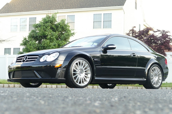 Trước khi Mercedes bắt tay vào kế hoạch mở rộng các model AMG, có khá ít những mẫu xe được đính kèm logo AMG ở phía sau. Một trong số đó là mẫu Mercedes-Benz CLK 63 đời 2008 bản AMG Black Series.