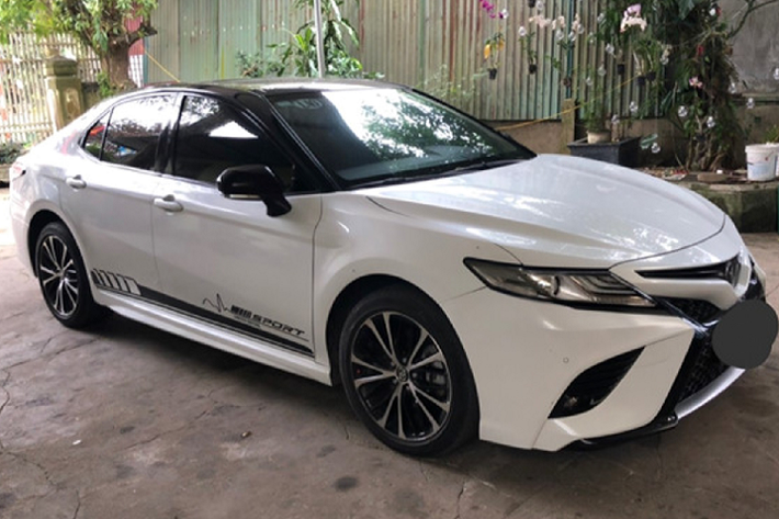 Toyota Camry thế hệ mới hiện tại đang được phân phối ở Việt Nam và Thái Lan vốn mang phong cách thiết kế trung tính, thiên hướng thể thao hơn sang trọng. Ngoại thất Camry bán ở khu vực Đông Nam Á được trang trí theo phong cách tương đồng với các phiên bản LE, XLE đang bán tại Bắc Mỹ, mà không có phiên bản mang thiết kế thiên hướng thể thao như Camry phiên bản SE/XSE hay TRD đang bán tại Bắc Mỹ.
