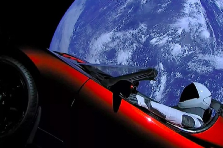 Xe điện Tesla Roadster cách trái đất 346,9 triệu km và đang bay với vận tốc hơn 9.656 km/h. Vị trí hiện tại của chiếc xe điện màu đỏ này đang rất gần sao Hỏa dù vẫn cách 154,6 triệu km.