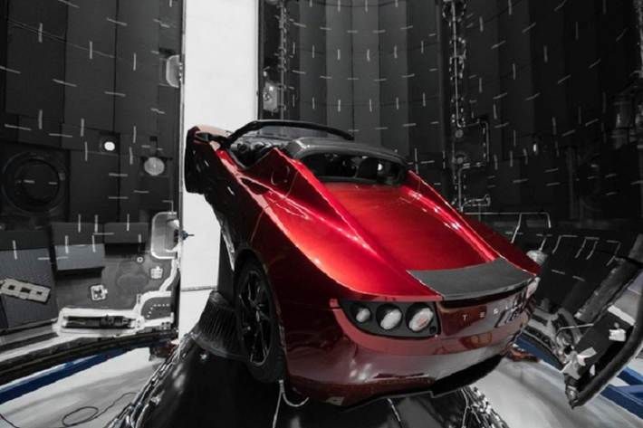 Theo trang web theo dõi lộ trình có tên “Where is Roadster?”, chiếc xe điện Tesla Roadster của Elon Musk đã bay hơn 1,6 tỷ km trong không gian kể từ khi được phóng vào vũ trụ ngày 6/2/2018.