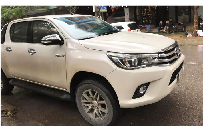 Toàn bộ phần đầu xe bán tải Toyota Hilux bao gồm: cụm lưới tản nhiệt và toàn bộ đèn pha đã được tháo ra, để thay thế mặt ca-lăng lưới tản nhiệt & cặp đèn pha của Lexus LX570 mới.