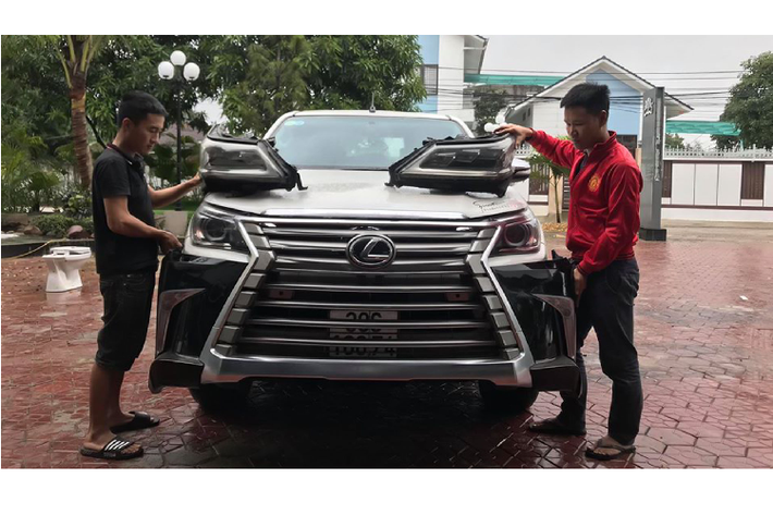 Vì hai dòng xe Lexus LX và Toyota Hilux khác nhau hoàn toàn, nên không thể lắp đặt theo kiểu “plug & play” nên trong lúc thi công đòi hỏi người thợ Việt phải tinh chỉnh lại rất nhiều chi tiết để phù hợp khi lắp đặt.