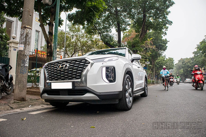 Mức giá xe Hyundai Palisade nhập khẩu Hàn Quốc ngang tầm với Ford Explorer nhập khẩu Mỹ tương đương khoảng 2,268 tỷ đồng. Hiện chưa có thông tin về thời điểm ra mắt thị trường Việt cũng như giá bán chính hãng bởi theo nhà phân phối TC Motor thì mẫu xe chưa nằm trong dự tính