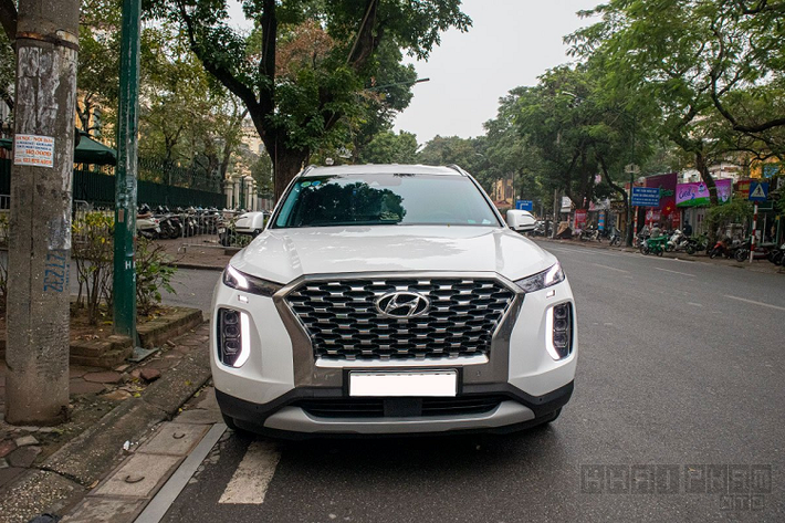 Hyundai Palisade 2020 mới sở hữu chiều dài 4.980 mm, rộng 1.976 mm, cao 1.750 mm và chiều dài cơ sở 2.900 mm. Xe sở hữu thiết kế ngoại thất khá ấn tượng với lưới tản nhiệt Cascading Grille cỡ lớn đi kèm viền mạ crôm dày dặn, tấm ốp bảo vệ gầm màu bạc và đèn LED định vị ban ngày nằm trên cụm đèn pha chính.