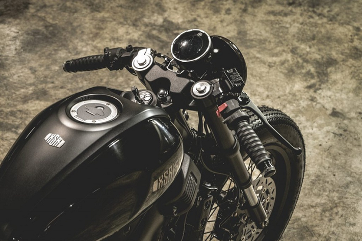 Yên xe nguyên bản kiểu bánh mì chuyển sang loại yên solo đặc trưng của xe Cafe Racer.