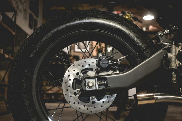 Sức mạnh 19,3 mã lực của động cơ 155 cc được xưởng độ giữ nguyên, đi cùng hộp số 6 cấp có tính năng ly hợp chống trượt Slipper Clutch.