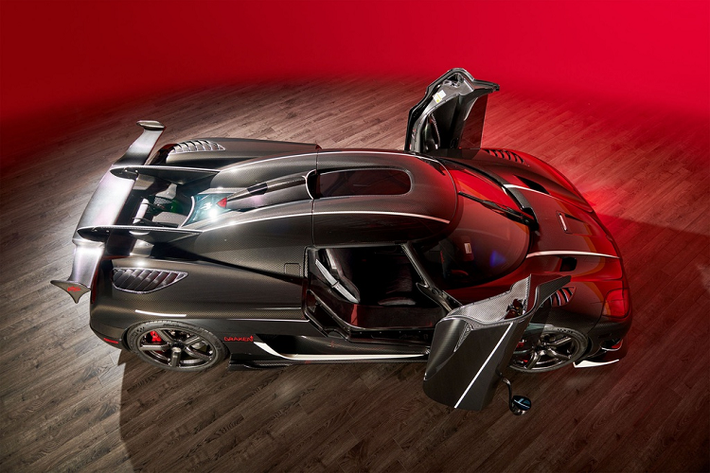 Chiếc Agera RS Draken hàng độc này sở hữu lớp thân vỏ làm bằng sợi carbon lộ thiên hoàn toàn, và được tạo điểm nhấn với những đường viền ngoại thất đỏ và trắng tương phản. Tương tự các siêu phẩm khác của Koenigsegg, Agera RS Draken sở hữu bộ la-zăng 5 chấu thể thao cũng được làm từ sợi carbon.