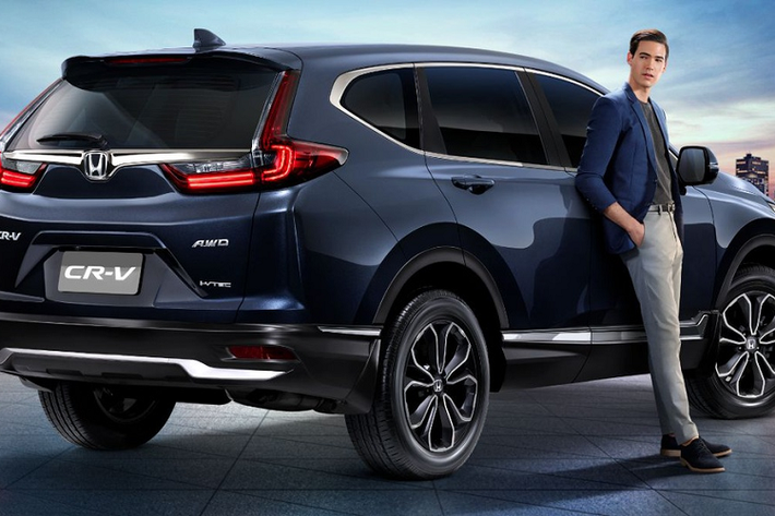 So với người tiền nhiệm, CR-V 2020 thế hệ mới không có quá nhiều sự thay đổi ở phần ngoại thất. Chủ yếu ở phần cản trước và hốc đèn sương mù, cùng với đó là có thêm các đường mạ chrome góc cạnh và vuông vức hơn.