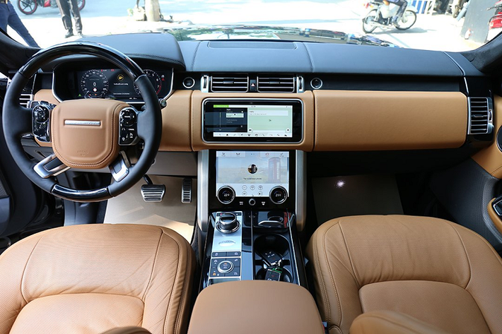 Range Rover SV Autobiography LWB 2020 có kích thước tổng thể chiều Dài x Rộng x Cao lần lượt là 5.199 x 2.220 x 1.840 (mm), chiều dài trục cơ ở đạt mức 3.120 mm. Điều này giúp mẫu SUV hạng sang đến từ Xứ sở sương mù có một không gian nội thất rộng rãi và cốp hành lý vô cùng thoải mái.