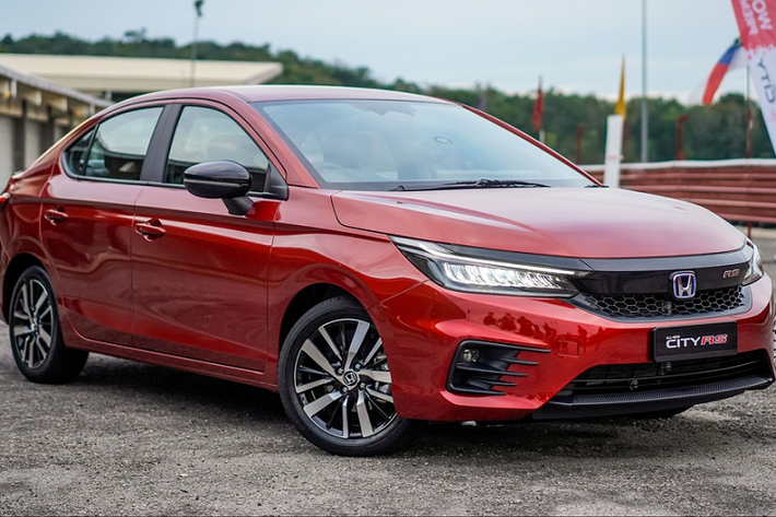 Trên phiên bản City RS, gói Honda Sensing sẽ bao gồm đầy đủ các tính năng như kiểm soát hành trình thích ứng, phanh thông minh, cảnh báo va chạm phía trước, hỗ trợ giữ làn đường, cảnh báo lệch làn đường, đèn chiếu sáng thông minh.