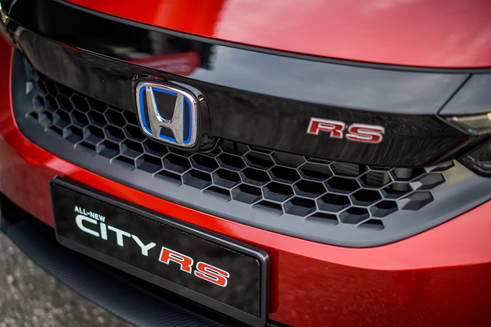 Tính năng đáng chú ý trên City là gói an toàn Honda Sensing. Trước đó, City 2020 tại Thái Lan không được trang bị Honda Sensing. Malaysia sẽ là thị trường đầu tiên ở Đông Nam Á đón nhận chiếc Honda City có tính năng an toàn này.