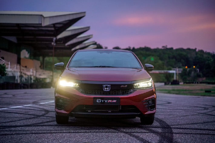 Tại Việt Nam, Honda City đang được bán ra với 2 phiên bản thuộc thế hệ thứ 4, mức giá lần lượt là 559 triệu và 599 triệu đồng. Tại Thái Lan, xe có 4 phiên bản với giá xe Honda City 2020 khởi điểm từ 18.820 USD. Honda City nằm ở phân khúc sedan hạng B, cạnh tranh với các đối thủ như Toyota Vios, Hyundai Accent, Kia Soluto và Mazda2.