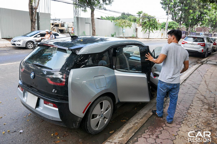 Chiếc hatchback được xây dựng trên bộ khung bằng nhôm và cabin bằng sợi carbon. Kết cấu này giúp tăng độ bền cho thân xe, đồng thời giảm đi “cân nặng” cho xe so với phần khung làm bằng nhôm và sắt. Chính nhờ vật liệu cấu tạo chắc chắn của phần khung xe, BMW i3 không cần đến cột B, cửa trước và sau xe được bắt vào cột A và C cùng nhau kết hợp tạo nên kiểu mở cửa độc đáo, mang đến khả năng ra vào cabin xe thoải mái cho hành khách.