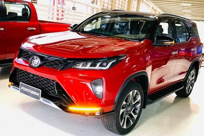 Lẫy chuyển số được tích hợp sau vô lăng, giúp các pha tăng tốc vượt mặt chủ động hơn. Phiên bản Fortuner Legender có 3 tùy chọn màu ngoại thất gồm đỏ-đen, trắng-đen và đen bóng. Tại thị trường Thái Lan, giá xe Toyota Fortuner 2021 từ 41.700 - 47.200 USD (khoảng 996 triệu - 1,09 tỷ đồng) cho bản tiêu chuẩn và 50.000-58.700 USD (khoảng 1,15 tỷ - 1,36 tỷ đồng) cho bản Legender.