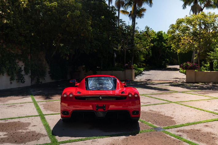 Ngoại thất chiếc siêu xe Ferrari Enzo đang rao bán có ngoại thất sơn màu đỏ trông không khác biệt và nổi bật so với các người bạn khác. Lý do là màu sơn đỏ là đặc trưng của hãng siêu xe Ý.