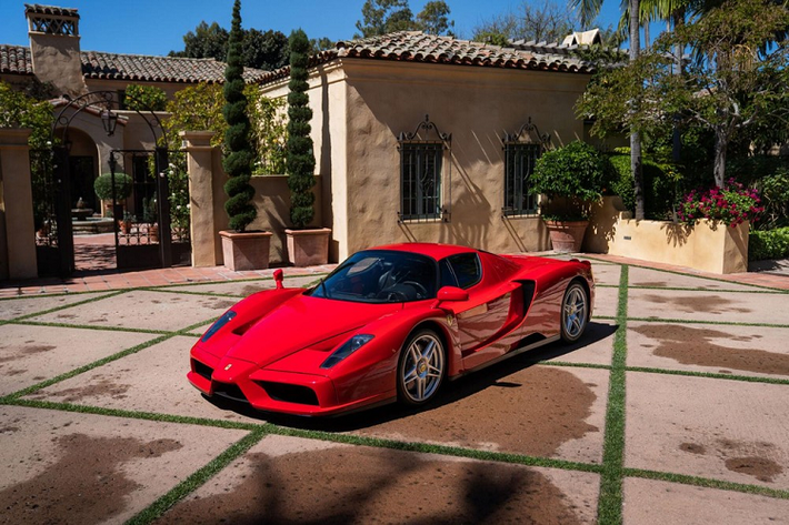 Trước khi mẫu siêu xe LaFerrari chào đời, hãng Ferrari đã có nhiều năm tháng huy hoàng với dòng xe hypercar Enzo. Trong suốt vòng đời của mình bắt đầu từ năm 2002, có tổng cộng 400 chiếc siêu xe Ferrari Enzo ra đời và cho đến tận hôm nay, Enzo vẫn là 1 trong những chiếc siêu xe đáng thèm khát nhất trên thế giới.