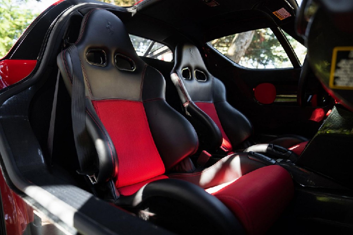 Tuy nhiên nội thất của chiếc siêu xe Ferrari Enzo này lại khá độc đáo khi là số hiếm có ghế ngồi bọc da hai màu đen và đỏ rất đẹp mắt, cá tính. Các chi tiết da màu đen bọc trong khoang lái có chỉ khâu tương phản màu đỏ. Ngoài ra còn có nhiều chi tiết ốp carbon.