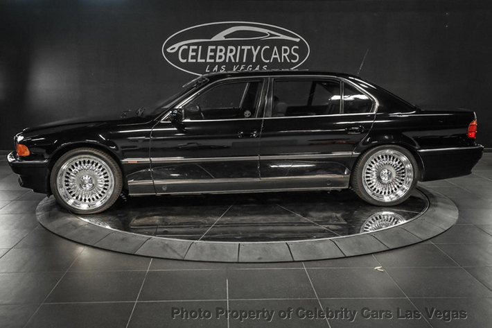 Đây chỉ là một chiếc BMW 750Li đời 1996 bình thường cùng lớp sơn màu đen bóng. Tương tự những chiếc 750Li đời 1996 khác, chiếc xe vẫn được sử dụng động cơ 5.4 lít 12 xy-lanh cùng hộp số tự động 5 cấp. Chiếc xe đã vận hành được 121,043 dặm.