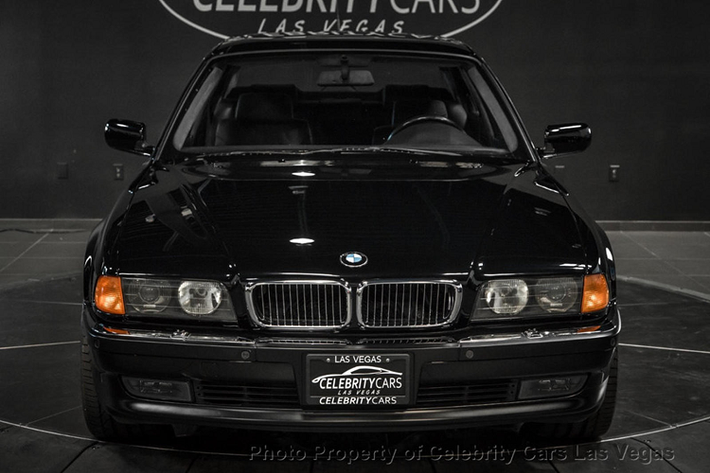Những người có hứng thú với mẫu xe BMW 7 Series của 2Pac hoàn toàn có thể tìm mua những chiếc xe khác mới hơn. Tuy nhiên nếu là một fan hâm mộ của huyền thoại Tupac thì đây là một cơ hội khó có thể bỏ qua để sở hữu một kỷ vật từ thần tượng của mình.