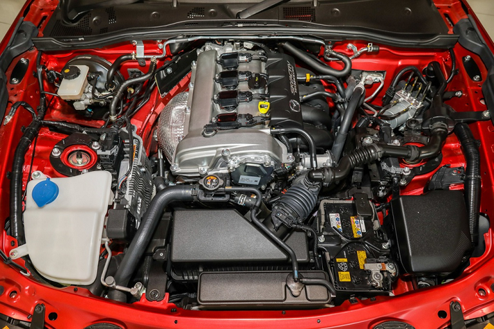 Về hệ thống an toàn, MX-5 RF được trang bị 4 túi khí, cùng với đó là các công nghệ an toàn như phanh ABS, phân bổ lực phanh điện tử EBD...