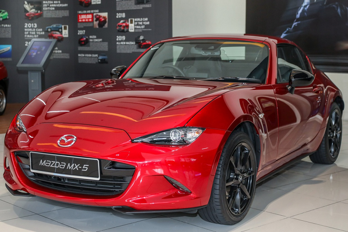 Mazda Malaysia vừa giới thiệu phiên bản mới nhất của dòng xe thể thao MX-5 RF với khách hàng. Giá xe Mazda MX-5 cho phiên bản số sàn và số tự động lần lượt là 61.650 USD (khoảng 1,42 tỷ đồng) và 61.935 USD (khỏng 1,45 tỷ đồng). Mức giá này cao hơn phiên bản tiêu chuẩn khoảng 8.800 USD.