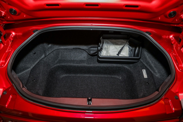 Tuy nhiên Mazda lại không trang bị cho MX-5 RF tại thị trường Malaysia hệ thống phanh khẩn cấp tự động và camera sau.