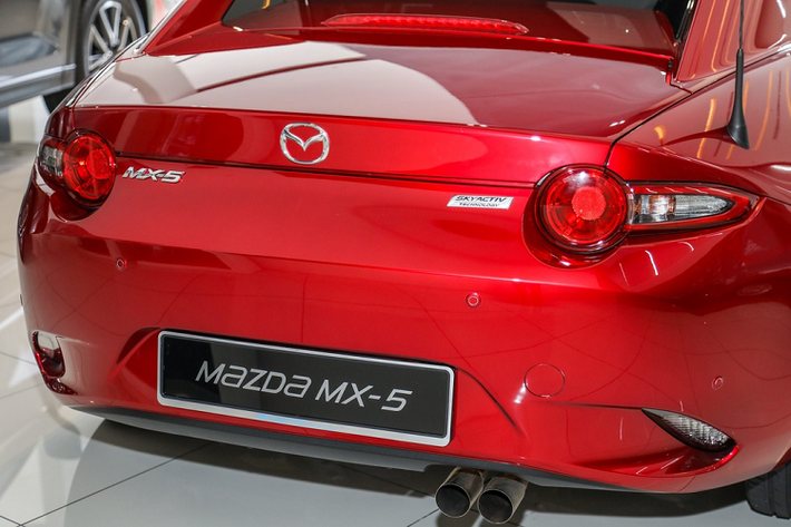 Mazda MX-5 RF thế hệ mới cũng có thêm hệ thống khởi hành ngang dốc và cảnh báo chệch làn đường.