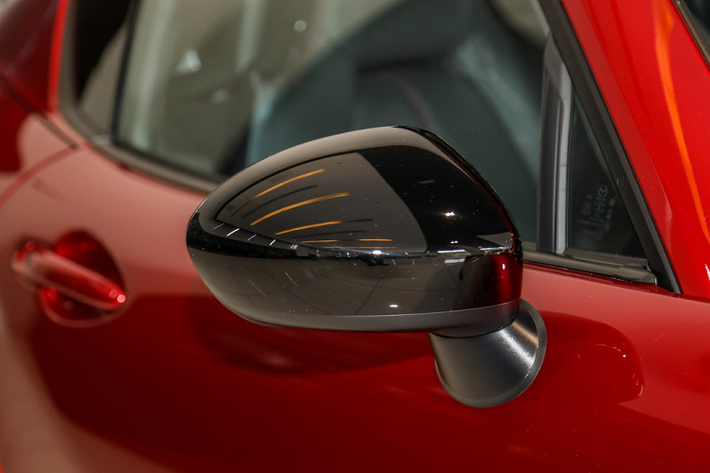 Mazda trang bị cho MX-5 RF hệ thống âm thanh gồm 9 loa đến từ thương hiệu Bose, màn hình giải trí kích thước 7 inch hỗ trợ Apple CarPlay và Android Auto.