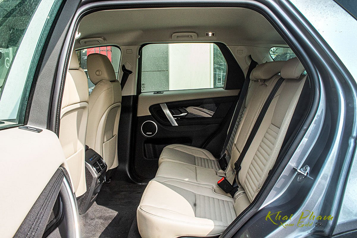 Đầu tiên là hệ thống vô-lăng trên Land Rover Discovery Sport S 2020 được thay mới, thiết kế này được lấy từ "người anh em" Evoque mang đến cái nhìn thẩm mỹ hơn hoàn toàn so với thế hệ đầu tiên. Cụm màn hình phía sau cũng được cập nhật giao diện mới mẻ và trực quan hơn trên Land Rover Discovery Sport S 2020.