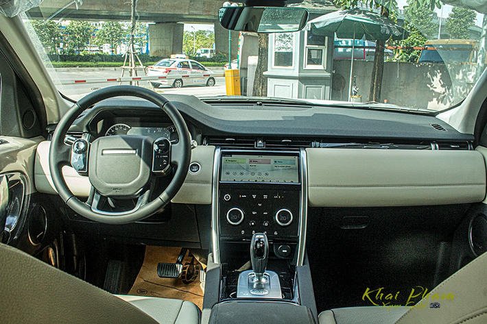Land Rover Discovery Sport S 2020 cho thấy sự mới mẻ và ấn tượng hơn ở khoang nội thất với nhiều chi tiết được cập nhật mà người dùng dễ dàng nhận ra so với đời cũ.