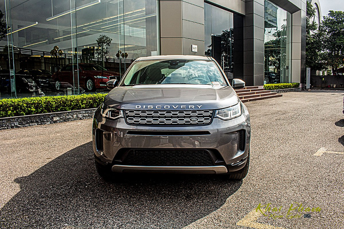 Chiếc xe ôtô mới Land Rover Discovery Sport 2020 đầu tiên về Việt Nam thuộc phiên bản tiêu chuẩn S và được phân phối chính hãng. Hiện bản cao cấp của Land Rover Discovery Sport 2020 vẫn chưa hẹn ngày về nước.