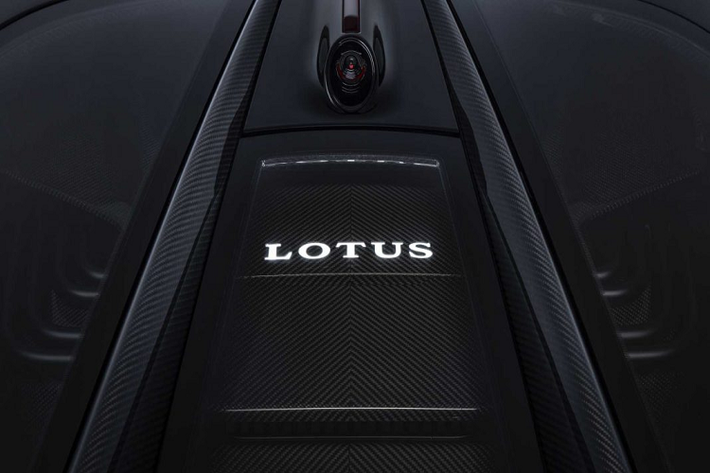 Để đảm bảo Evija có thể trở thành một chiếc Lotus thực sự với khả năng vận hành ấn tượng trên đường đua, hãng đã trang bị cho xe nhiều hốc gió, đường dẫn không khí khắp ngoại thất của xe. Theo Lotus, chiếc xe được “tạo hình bằng gió”.