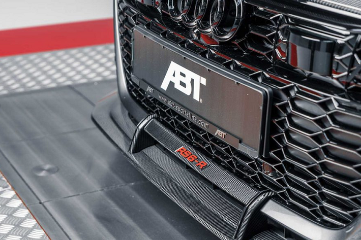 Cánh gió, ốp hông, ốp gương giúp tạo cho xe thêm sự hầm hố. ABT nâng cấp cho bản độ Audi RS6 mới hệ thống treo đặc biệt, giúp giảm trọng tâm, cùng với đó là bộ mâm đa chấu có kích thước 22 inch, được sơn màu xám mờ đẹp mắt.
