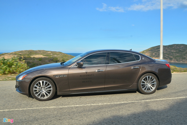 Maserati Quattroporte thế hệ mới sở hữu kích thước tổng thể 5.262 x 1.948 x 1.481 mm (dài x rộng x cao), chiều dài cơ sở 3.171 mm. Xe được trang bị bộ mâm 20 inch với kích thước lốp trước và sau lần lượt là 245/40 và 285/35.