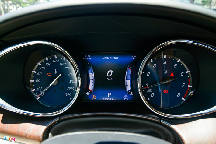 Bảng đồng hồ tốc độ của Quattroporte giống hoàn toàn Ghibli với 3 cụm chính gồm 2 đồng hồ cơ đặt đối xứng và một màn hình LCD ở giữa hiển thị đa thông tin.