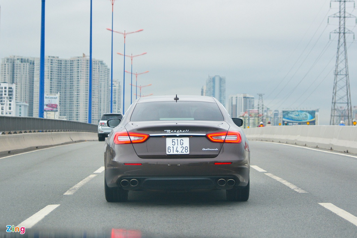 Nhìn từ phía sau, Quattroporte mang ngôn ngữ thiết kế giống với Ghibli với đèn chiếu hậu dài được nối với nhau nhờ thanh chrome sáng bóng. Phía dưới là cụm ống xả kép 4 lỗ thoát, âm thanh phát ra từ hệ thống ống xả này có thể được điều chỉnh thông qua việc lựa chọn chế độ lái.