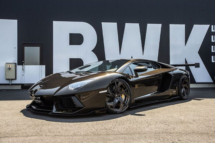 Bên cạnh gói độ tiêu chuẩn, thương hiệu đình đám Liberty Walk từ Nhật Bản đã từng đem tới cho những chiếc siêu xe Lamborghini Aventador 50 bộ kit nâng cấp bản giới hạn, đem lại cho Aventador vẻ ngoài hầm hố hơn nhiều lần so với gói độ phiên bản thương mại.